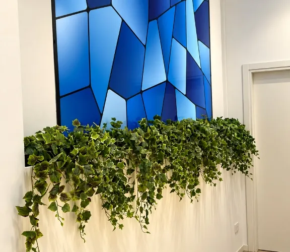 Parete artistica e decorazione naturale all'interno della Casa Funeraria a Solbiate Olona